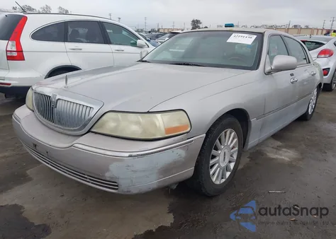 2005 Lincoln Town Car Signature Limited z USA, uszkodzony, nr VIN 1LNHM82W35Y613094